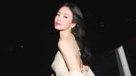 Pelakon Song Hye Kyo dengan berani mempamerkan bahagian belakang badannya yang terdedah, kelihatan seperti dewi pada usia 45 tahun.