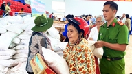 789 gifts were distributed to poor and near-poor households in Tri Ton commune.