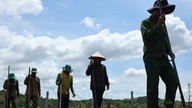Mencari nafkah di kaki gunung berapi Chu B'lúk yang berusia sejuta tahun