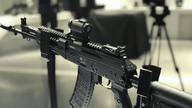 रूस ने उन्नत AK-12 राइफलों का एक जत्था भेजा: व्यक्तिगत हथियारों के आधुनिकीकरण की दिशा में एक कदम आगे।