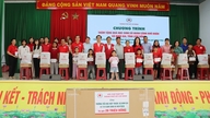 Proporcionar exámenes médicos y entregar regalos a personas desfavorecidas y estudiantes en Lam Dong.