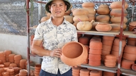 Un joven de la provincia de Nghe An renunció a la oportunidad de ir a Japón para mantener viva la tradición de la alfarería en su pueblo.