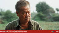 El reconocido artista Cao Minh luce diferente en 'Vacaciones de verano: miedo a la jubilación'.