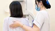 Seorang wanita berusia 47 tahun yang mengalami sakit payudara yang berterusan mendapati dia menghidap kanser payudara selepas menangguhkan biopsi selama enam bulan.