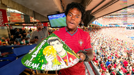 Les chapeaux coniques vietnamiens font une apparition inattendue à la Coupe du monde.