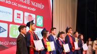 Las empresas presentaron ofertas de trabajo a los estudiantes durante la misma ceremonia de graduación.