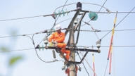 La chaleur torride a fait grimper la demande d'électricité de près de 30 % dans le nord du Vietnam, mais EVNNPC assure un approvisionnement en électricité sûr et stable.