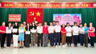 Hội Chữ thập đỏ phường Pleiku trao quà cho học sinh đạt thành tích xuất sắc