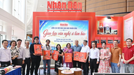 [Foto] Bertemu dan menyampaikan rasa terima kasih kepada para kolaborator dan seniman kota Hai Phong.