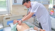炎天下で長時間働いた若い男性が病院に搬送された。