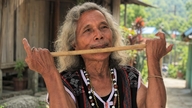 Listen to the "love flute" of the Co Tu people amidst the vast forest.