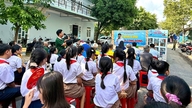 Una "estantería comunitaria" llega a la zona de la residencia estudiantil, difundiendo la cultura de la lectura.