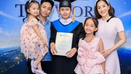 Anak lelaki Khánh Thi dan Phan Hiển berseri-seri pada hari istimewanya.