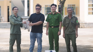 หลังจากพบสัตว์ประหลาดในสวน ชาวบ้านจึงจับมันและนำไปส่งให้ตำรวจ