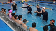 Thanh Khe Mahallesi, dezavantajlı öğrenciler için ücretsiz yüzme dersleri düzenliyor.