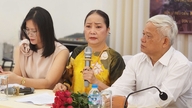 Seniman Rakyat Hong Luu tercungap-cungap sehingga menitiskan air mata semasa lawatannya ke Hanoi.