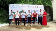 Slavnostní položení základního kamene školy ve vesnici Bach Son v komuně Minh Ngoc.