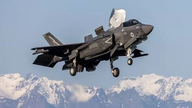 เครื่องบินขับไล่ F-35B ของสหรัฐฯ สร้างแรงกดดันมหาศาลเมื่อลงจอดครั้งแรกใกล้ชายแดนทางตะวันตกเฉียงเหนือของรัสเซีย