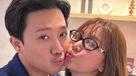 MC 트란 탄은 결혼식 날 하리 원에게 키스를 하고 있고, 배우 퉁즈엉은 네 번째 아내와 행복한 시간을 보내고 있다.