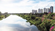옛 강의 흐름을 따라 흐르는 응이아쭈 강(Nghia Tru River)은 쑤언까우 마을(반장, 흥옌) 쪽에 학문적 업적으로 유명한 토(To) 가문이 살았던 곳이다.