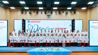 Los estudiantes se ponen batas blancas de laboratorio, aceptando la misión de convertirse en médicos.