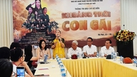 People's Artist Hong Luu sings folk songs about the 10 girls of Dong Loc Crossroads.