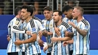 ميسي يسجل هدفين، والأرجنتين تضمن التأهل المبكر إلى الأدوار الإقصائية من كأس العالم 2026.
