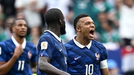 Mbappe lập cú đúp, Pháp thắng '3 sao' sau trận đấu bị hoãn vì mưa sét