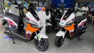 มาดูรายละเอียดเพิ่มเติมของมอเตอร์ไซค์ไฟฟ้า VinFast Flazz Max ที่มาพร้อมแบตเตอรี่แบบถอดเปลี่ยนได้ ราคาเริ่มต้นที่ 13 ล้านดองเวียดนาม
