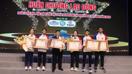 Seis treinadores e atletas de Kun Khmer Gia Lai recebem a Medalha do Trabalho.