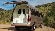En 32 år gammel Toyota Hiace varevogn vækker stadig furore, fordi den endda har et badeværelse ombord.