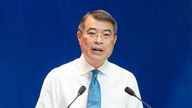 首相は、15件の文書の発行遅延に関与した省庁や機関を公に名指しした。
