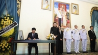 Člen ústředního výboru strany, náměstek ministra Nguyen Manh Cuong, navštívil a zapsal se do kondolenční knihy na památku thajské princezny Bajrakitiyabhy Narendiradebyavati.