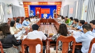 Desentralisasi dan pendelegasian wewenang membantu mempersingkat prosedur administrasi di kelurahan Vinh Trach dan Hiep Thanh.