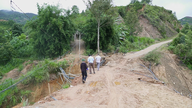 Op veel wegen in Khao Mang ontbreken afwateringssloten.