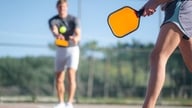 Jogar pickleball sob o sol forte expõe o corpo a dois riscos fatais simultaneamente.