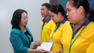 Para pemimpin Konfederasi Umum Buruh Vietnam mengunjungi dan memberikan hadiah kepada anggota serikat dan pekerja di Ca Mau.