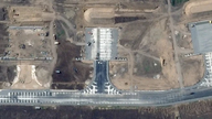 Rusland bouwt versterkte bunkers om strategische vliegtuigen te beschermen op de luchtmachtbasis Engels.