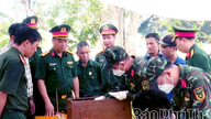 Raccolta dei resti dei soldati caduti presso il cimitero dei martiri di Thanh Vân, nella comune di Thanh Ba.