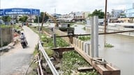 Dong Thap province is clearing land and accelerating the progress of the Bao Dinh riverside road project.