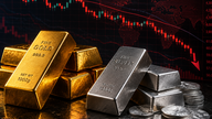Harga emas dan perak dunia turun pada pagi hari tanggal 24 Juni karena tekanan dari dolar AS.