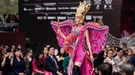 Centenas de misses, finalistas e vencedores de concursos de beleza, tanto masculinos quanto femininos, participaram da semana internacional de moda no Vietnã.