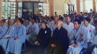 Kolme munkkia levittää rakkautta vaaleanpunaisten lootusten maassa.