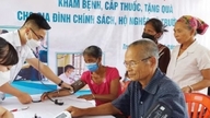 Implementación de la Resolución N.° 72-NQ/TW: Promoción de chequeos y exámenes médicos periódicos gratuitos en numerosas localidades.