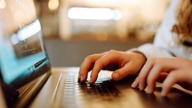 Miért részesítik előnyben az irodai dolgozók az egeret, annak ellenére, hogy a laptopokon touchpadok vannak?