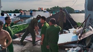 Alunecările de teren din comuna Vinh Hoa au distrus complet 3 case.
