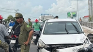 Sebuah mobil yang "lepas kendali" menabrak beberapa sepeda motor di sebuah jembatan di An Giang.