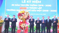 Thu Dau Mot -yliopisto vastaanottaa perinteisen lipun Ho Chi Minh Cityn kansankomitealta.