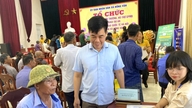 La commune de Hong Van fournit une assistance juridique aux personnes au point de paiement des indemnisations foncières.