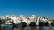 [Immagine] Il ponte più antico di Parigi diventa virale dopo essersi trasformato in una gigantesca grotta.